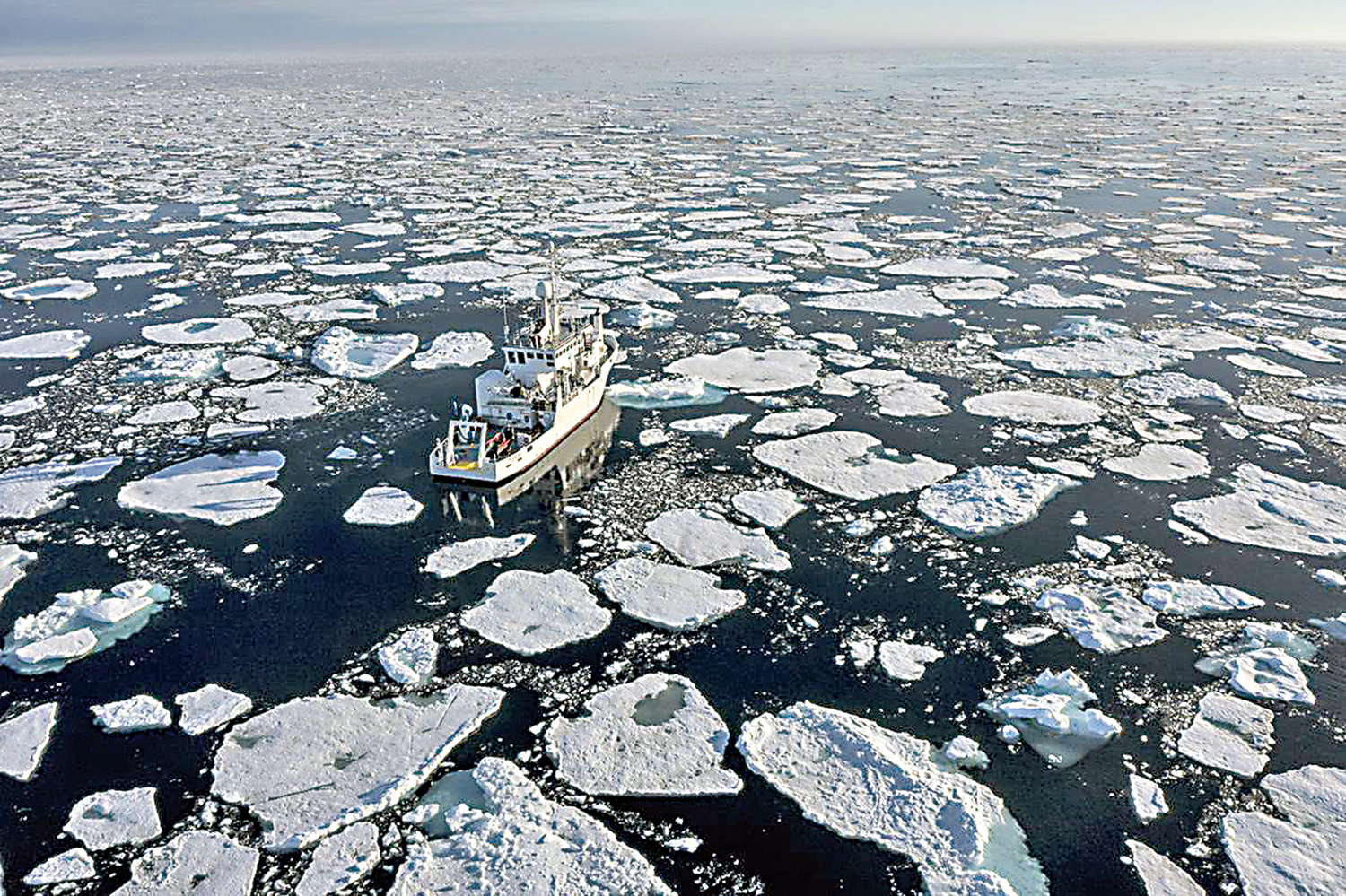 　　圖：暖化導致北極融化加速，開闢了新的航線。圖為航行在北極海域的船隻。\法新社