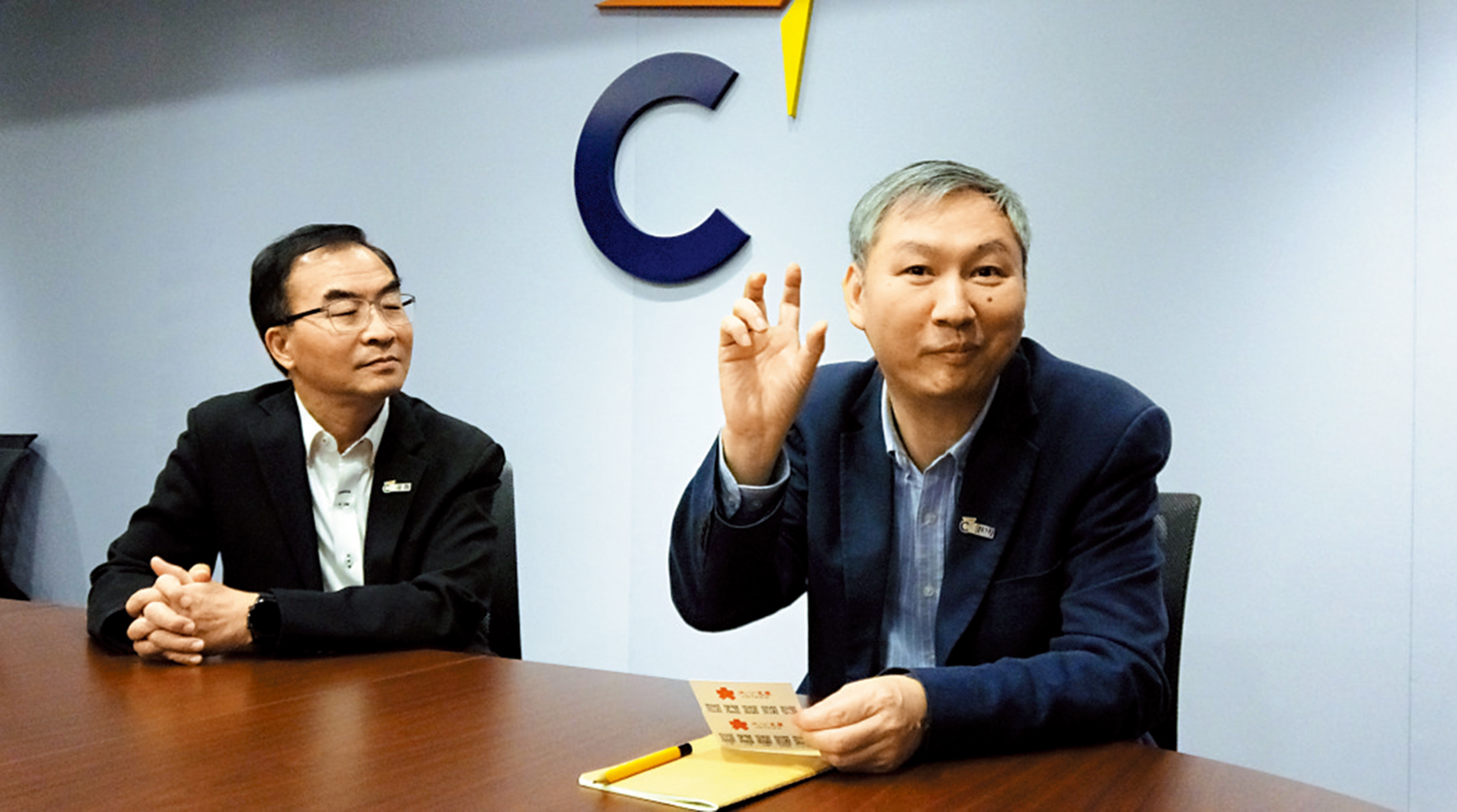 　　圖：港專校長陳卓禧（左）及協理副校長林森（右）均表示，香港要提升相關政策及法規，才能有效打擊虛假訊息。