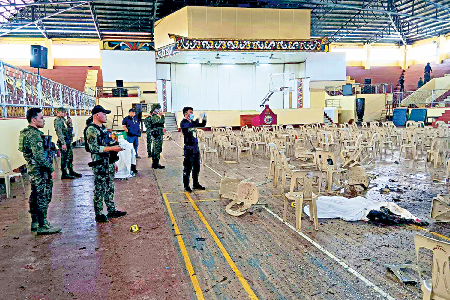 　　圖：菲律賓棉蘭老島國立大學體育館3日發生爆炸。\美聯社