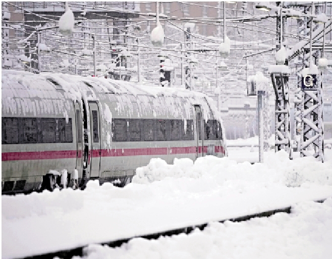 　　圖：德國慕尼黑一列火車2日被困雪中，停在中央車站。/美聯社