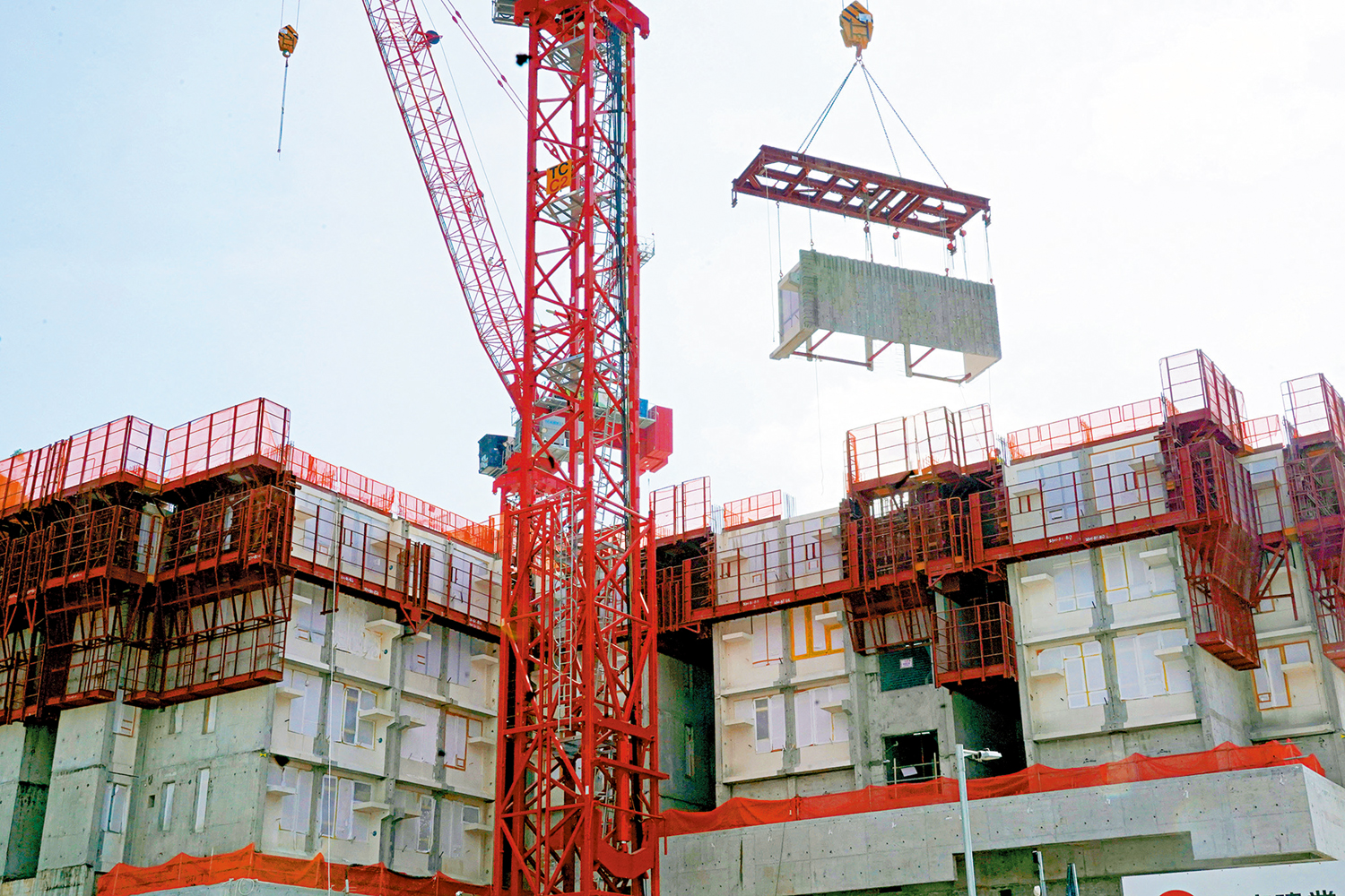 　　圖：觀塘安達臣道石礦場R2-7公營房屋項目，採用「組裝合成」建築法組件吊運及組裝。\大公報記者林良堅攝