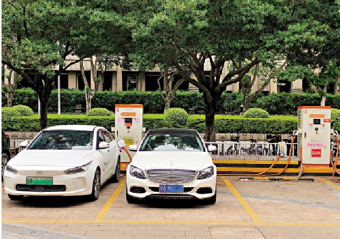 　　圖：廣州企業可望助力香港配套的充電樁等新能源硬件設備。圖為廣州充電樁。\大公報記者方俊明攝