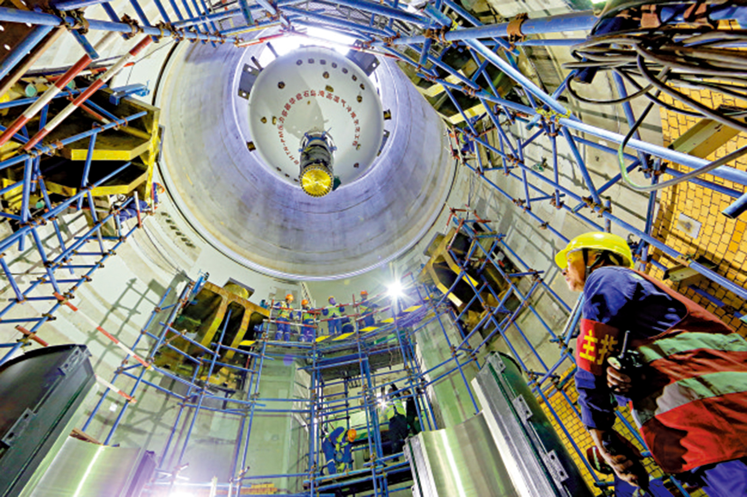 　　圖：2016年3月20日，華能石島灣高溫氣冷堆示範工程首台反應堆壓力容器吊裝就位。\新華社