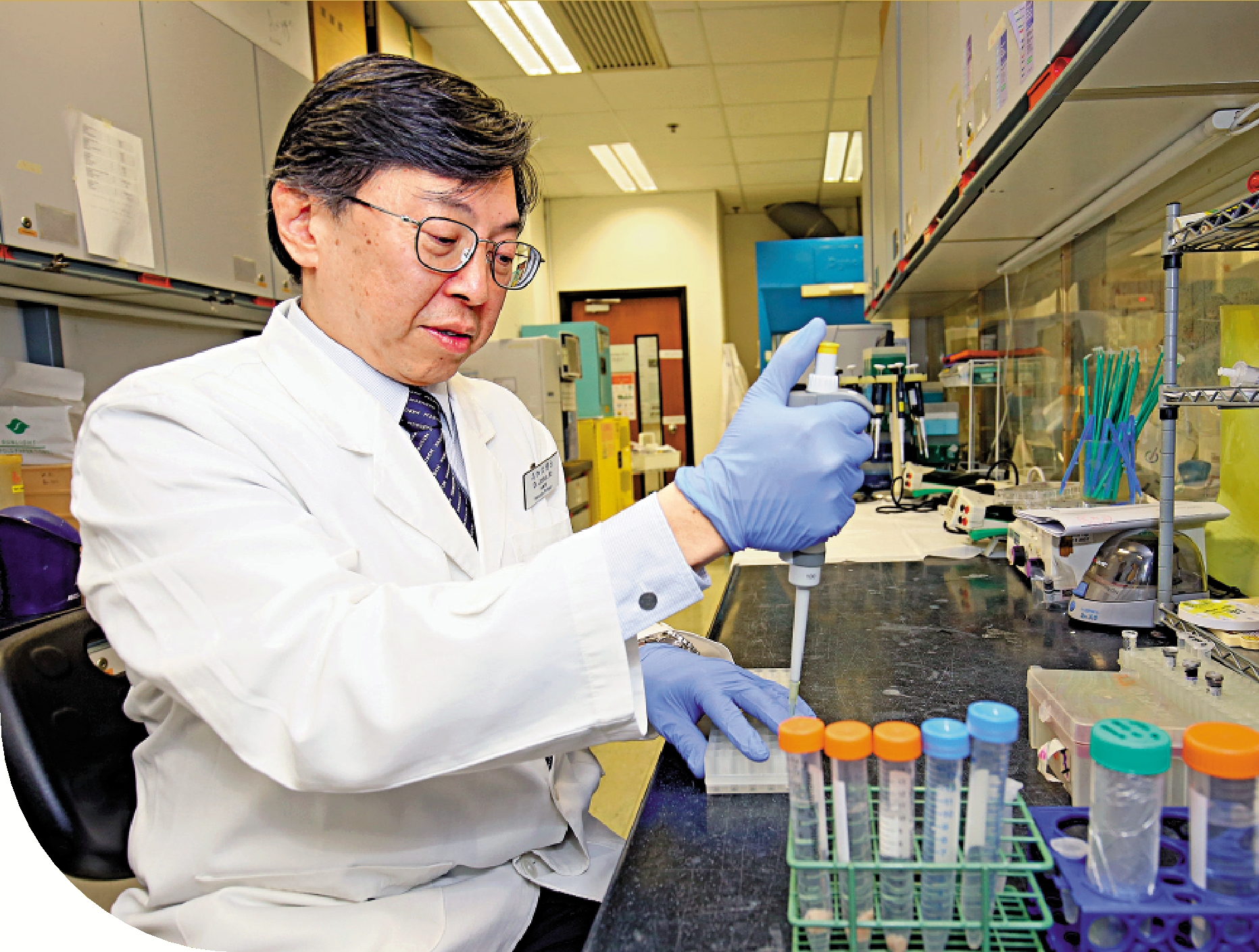 　　圖：高加信表示，團隊通過一系列的細胞實驗，證明異甘草素能抑制胰臟癌細胞的生長，並促進癌細胞的程序性凋亡。\大公報記者麥潤田攝