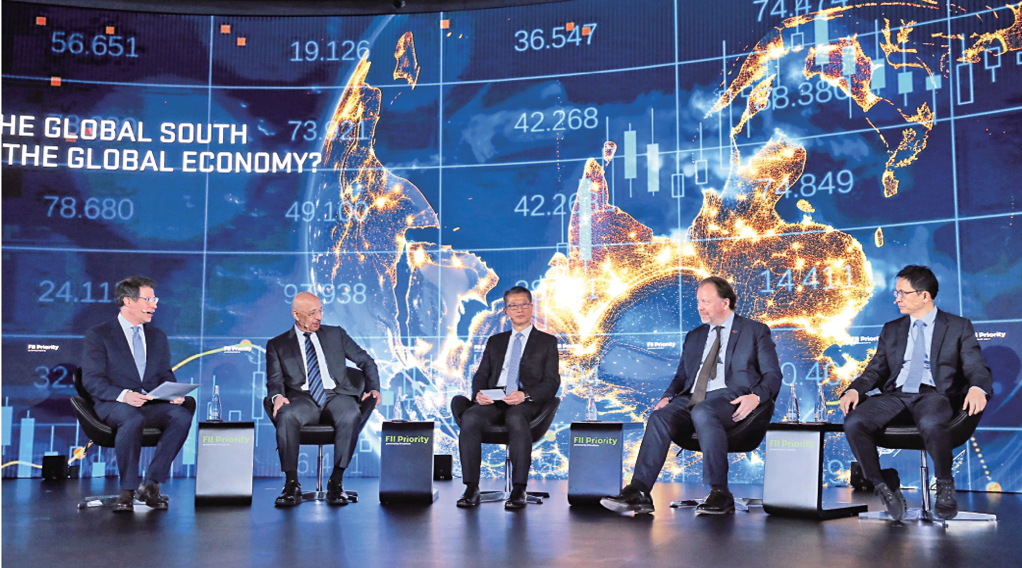 　　圖：法利赫（左二）在FII Priority峰會上表示，「全球南方」已成為推動全球經濟增長的主要動力。陳茂波（中）則對「全球南方」的發展充滿信心。