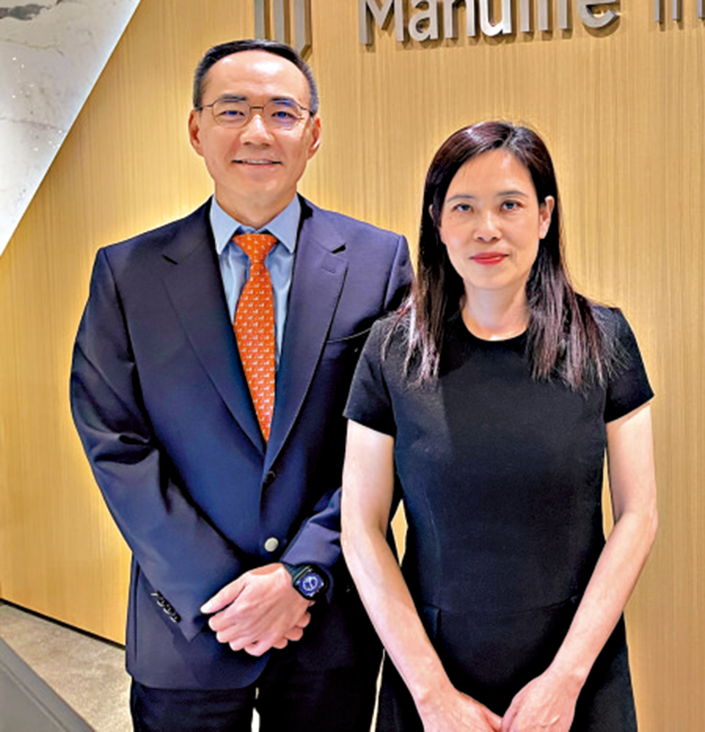 　　圖：陳致洲（左）表示，明年看好東盟及中國股票的前景。旁為盧淑華。