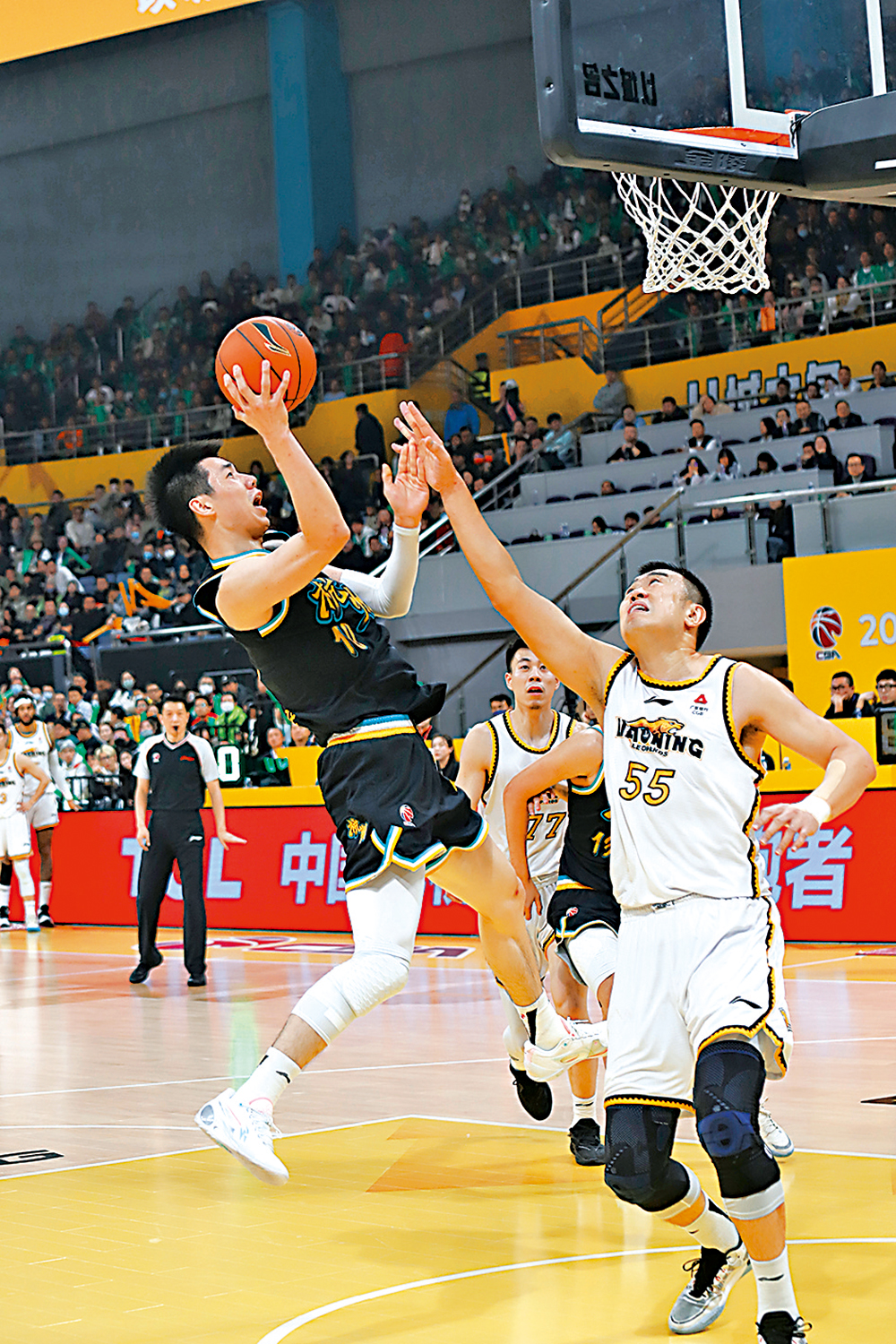 　　圖：廣廈球員朱俊龍（左）上籃。\中新社