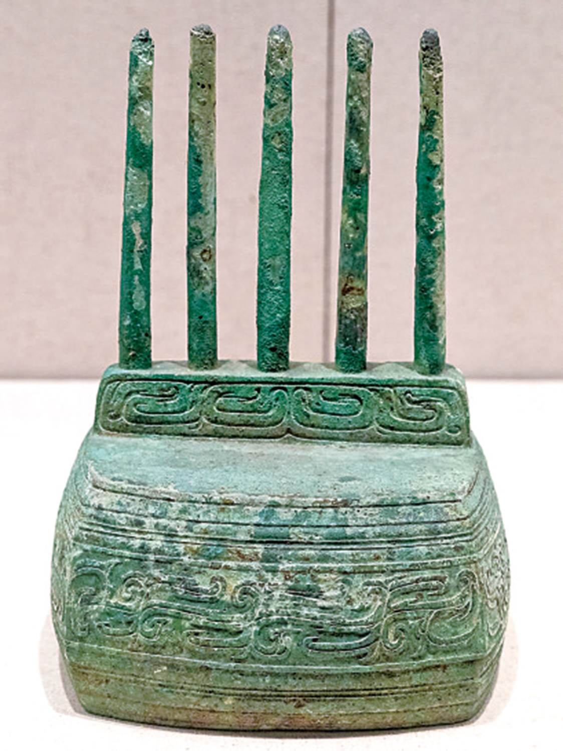 　　圖：一件珍藏於安徽博物院的西周青銅器──雲紋銅五柱器。