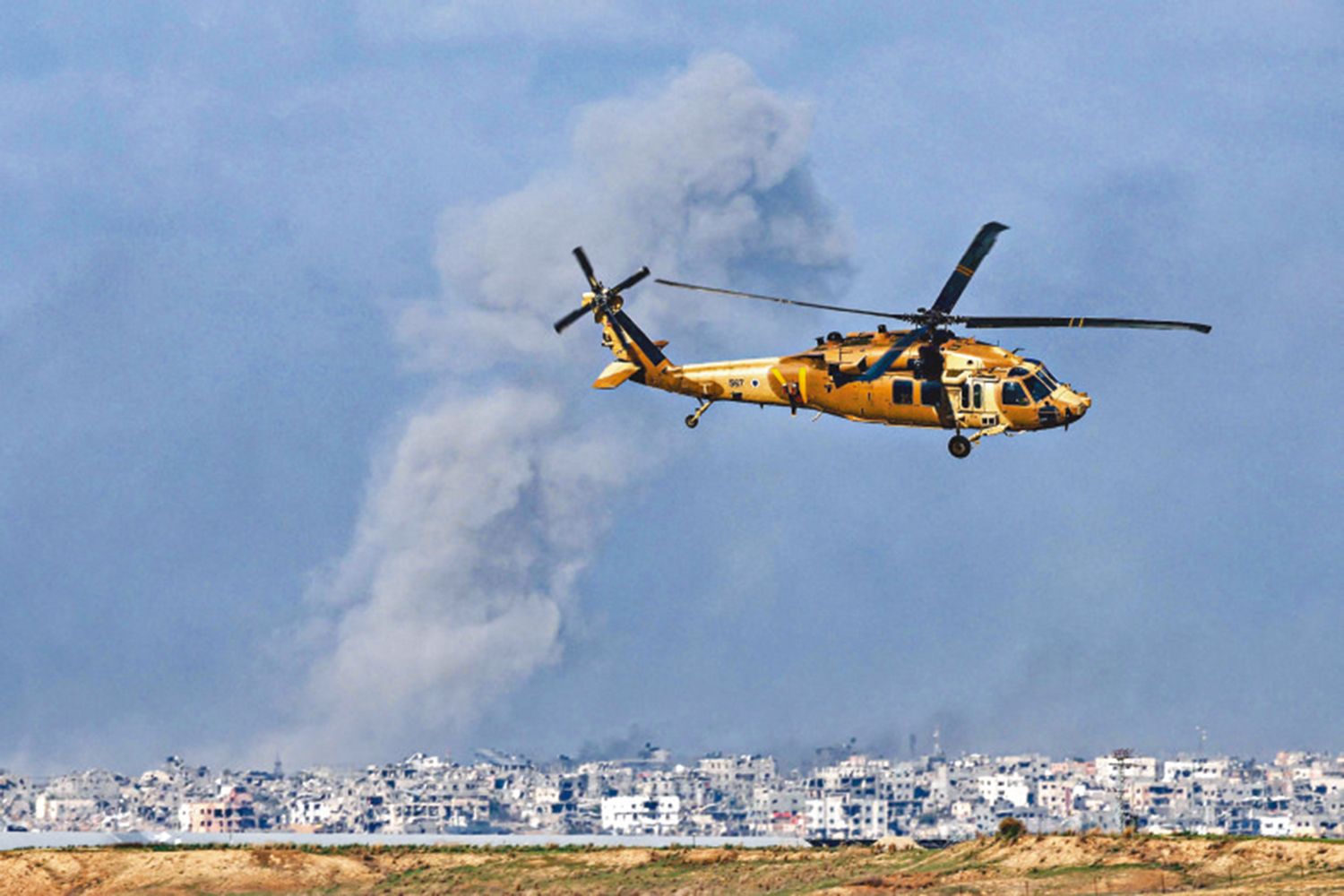 　　圖：一架美軍MH-60黑鷹直升機上月發生墜機事故。圖為以色列軍隊6日駕駛一架黑鷹直升機在巴以邊境附近飛行。\法新社