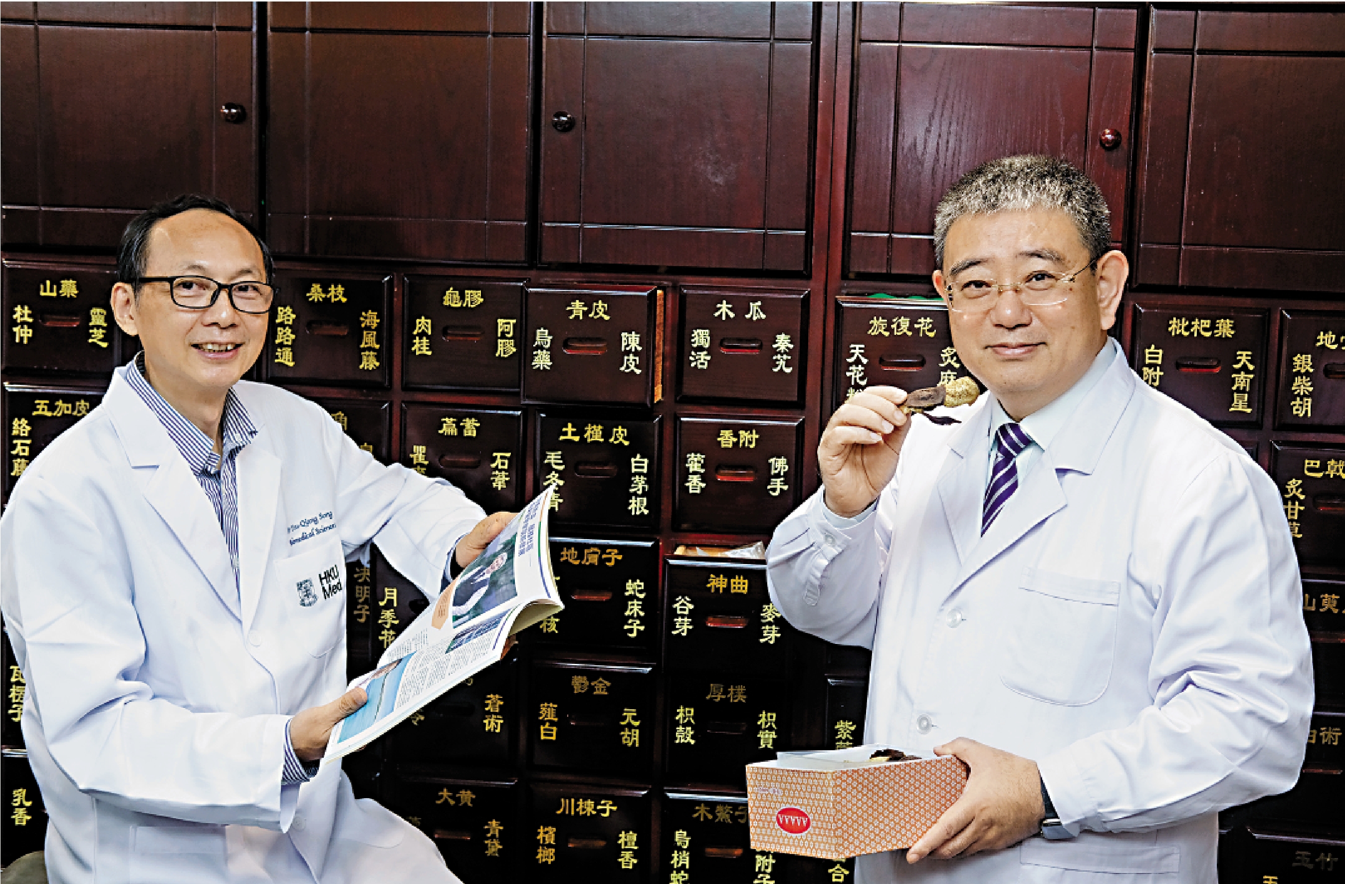 　　圖：曹克儉（右）與宋又強（左）這對「中西醫拍檔」，自15年前就萌生合作研發治療阿茲海默症的藥物。 大公報記者蔡文豪攝