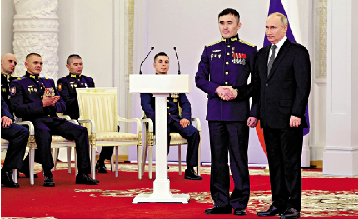 　　圖：普京（右）8日宣布將參加明年總統大選。\法新社