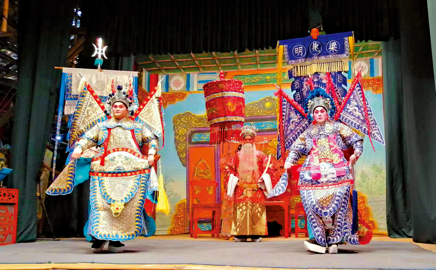 　　圖：金龍鳳劇團在戲棚上演神功戲《六國大封相》。\資料圖片