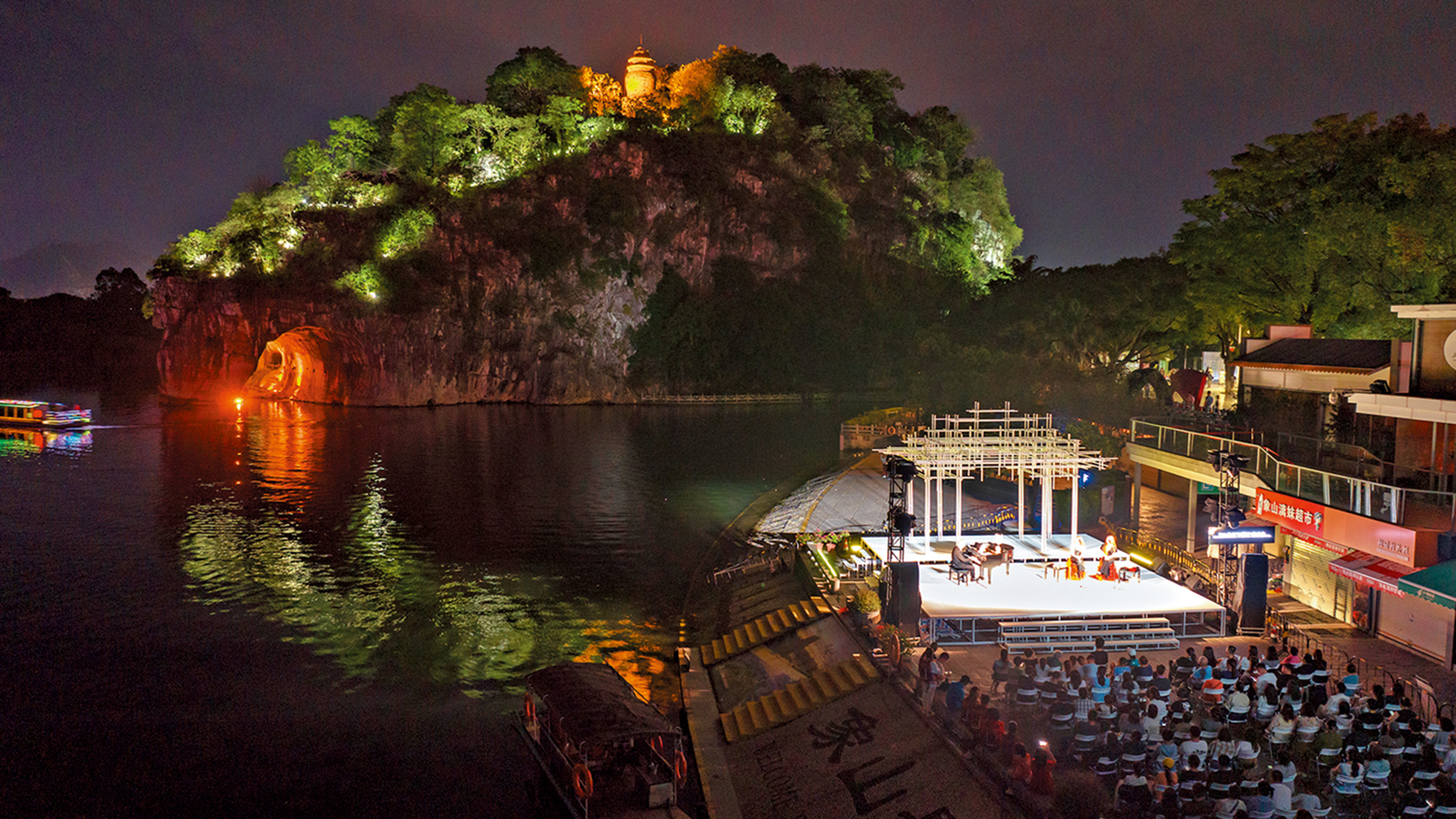 　　圖：在灕江之畔以象鼻山為背景演出的《哈姆雷特》將山水與戲劇融為一體。