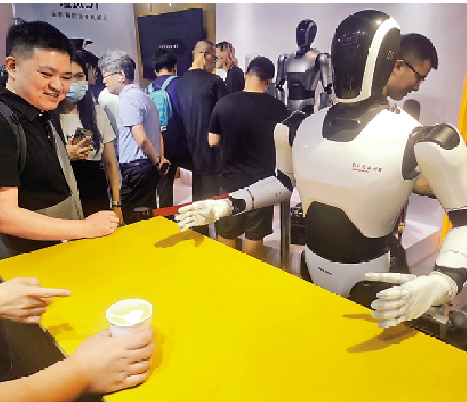 　　圖：在2023世界機器人大會上，人形機器人在製作咖啡。\大公報記者張帥攝
