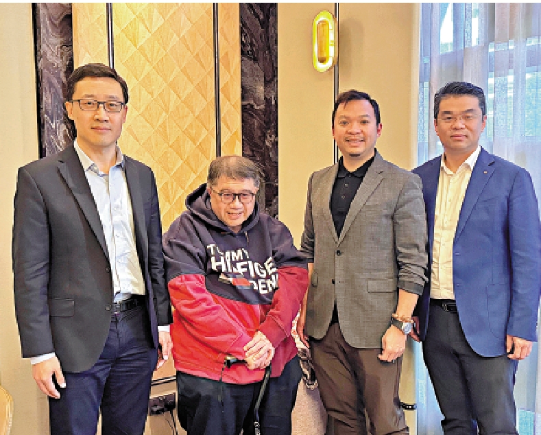 　　圖：左起：livi bank理慧銀行行政總裁孫大威、顧問陳占明、科技總監林冠宇及跨境業務總監王巍巍。\大公報攝