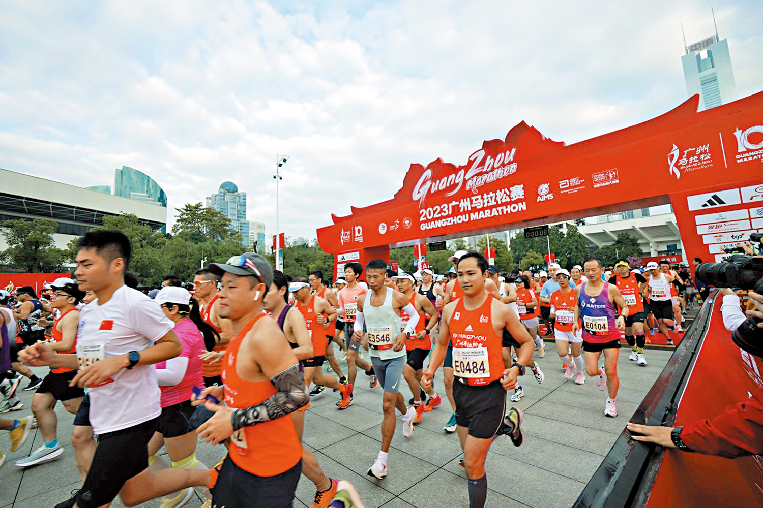 　　圖：廣州馬拉松在天河體育中心起點正式開跑。