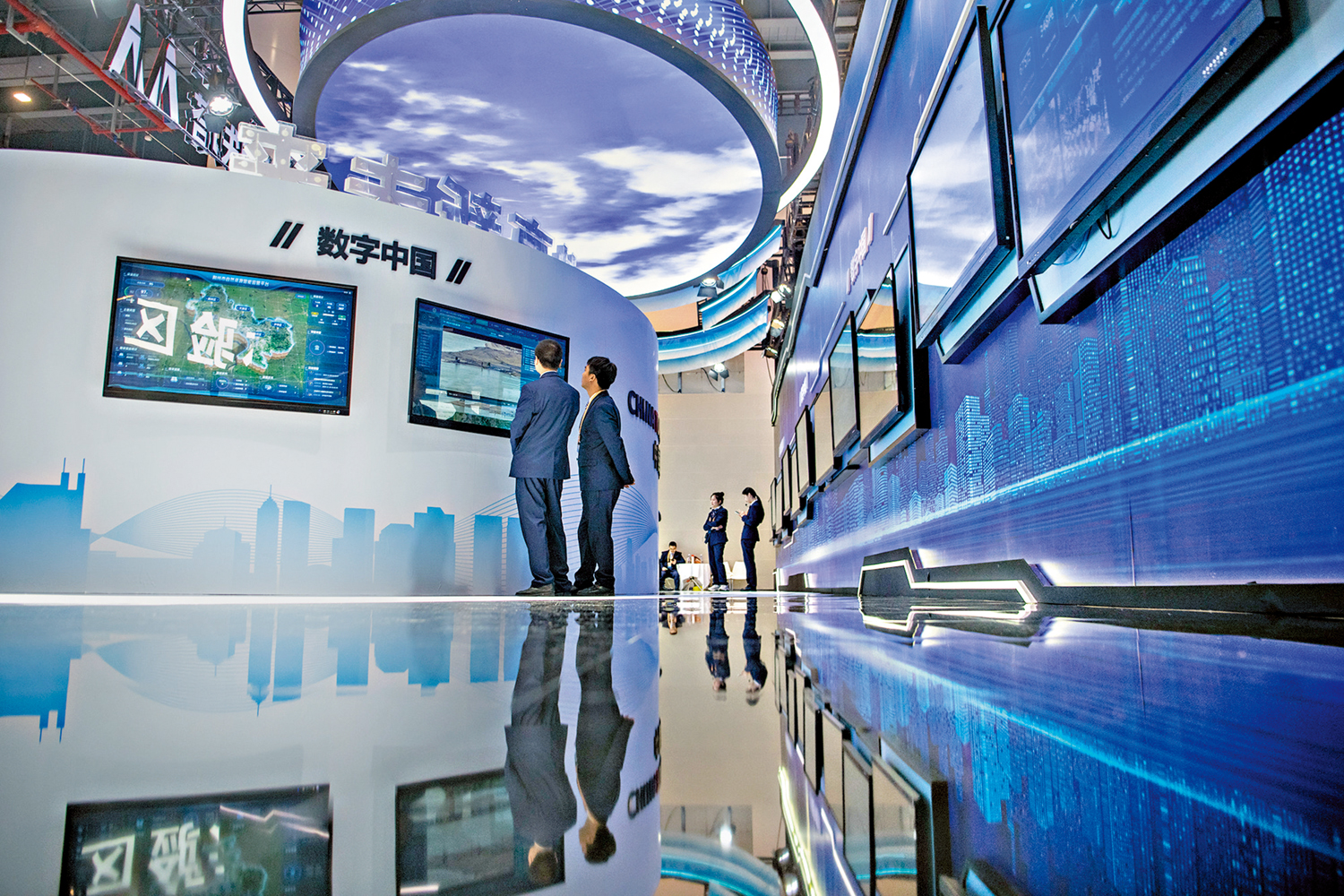 　　圖：11月20日，參觀者在2023中國5G+工業互聯網大會上參觀。\新華社