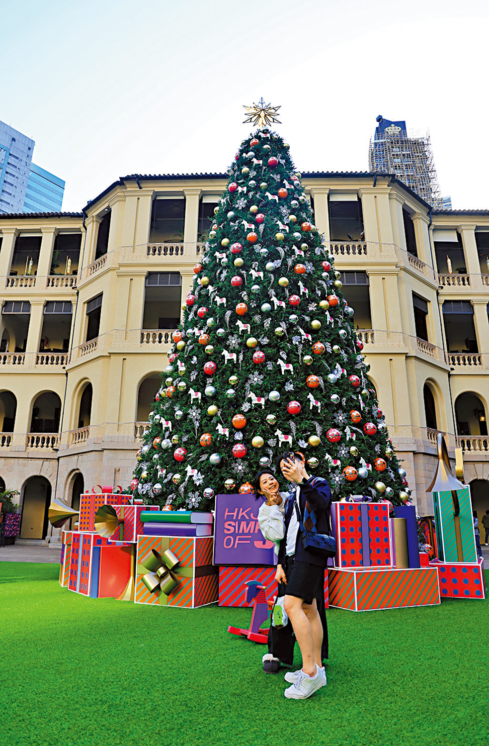 　　圖：聖誕將至，屹立於香港大館檢閱廣場十二米高的大型戶外聖誕樹成為大館的焦點，耀眼精美的聖誕裝飾散發濃厚節日氣氛，吸引眾多市民和遊人來打卡。\香港中通社