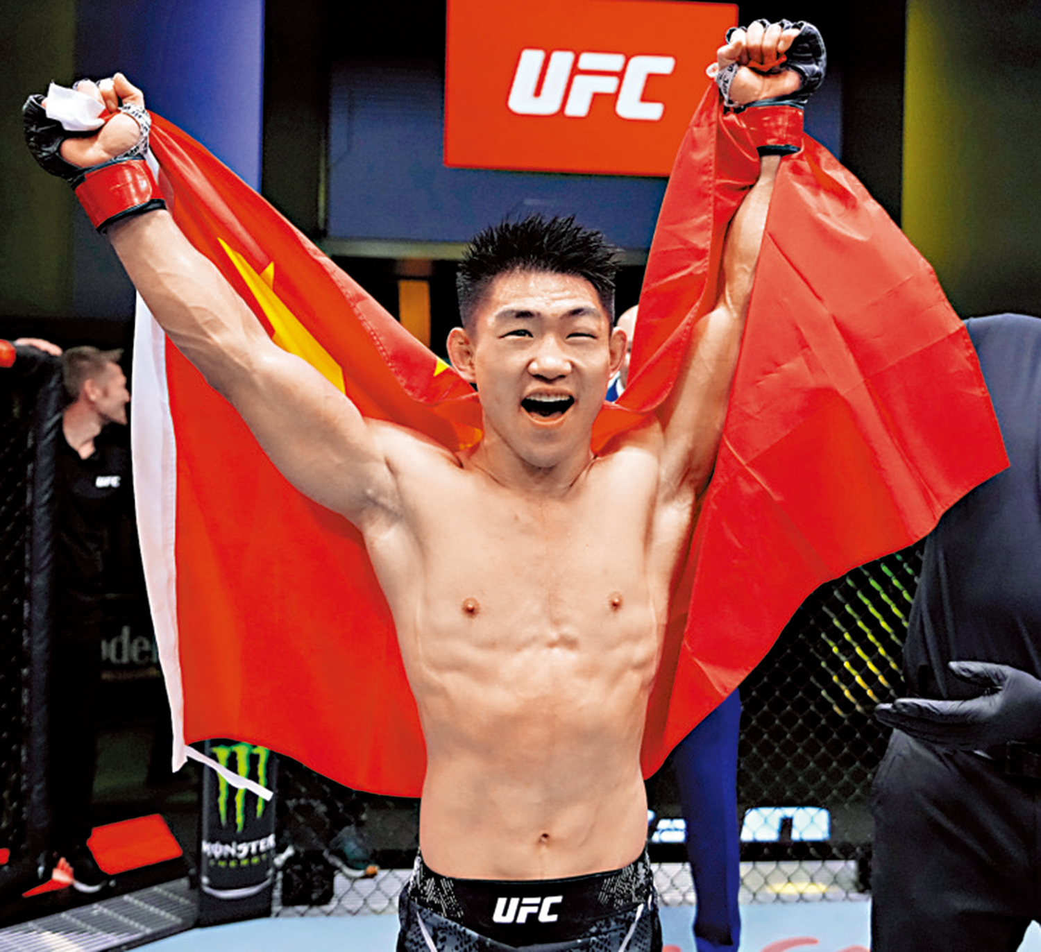 　　圖：宋亞東振臂慶祝勝利。