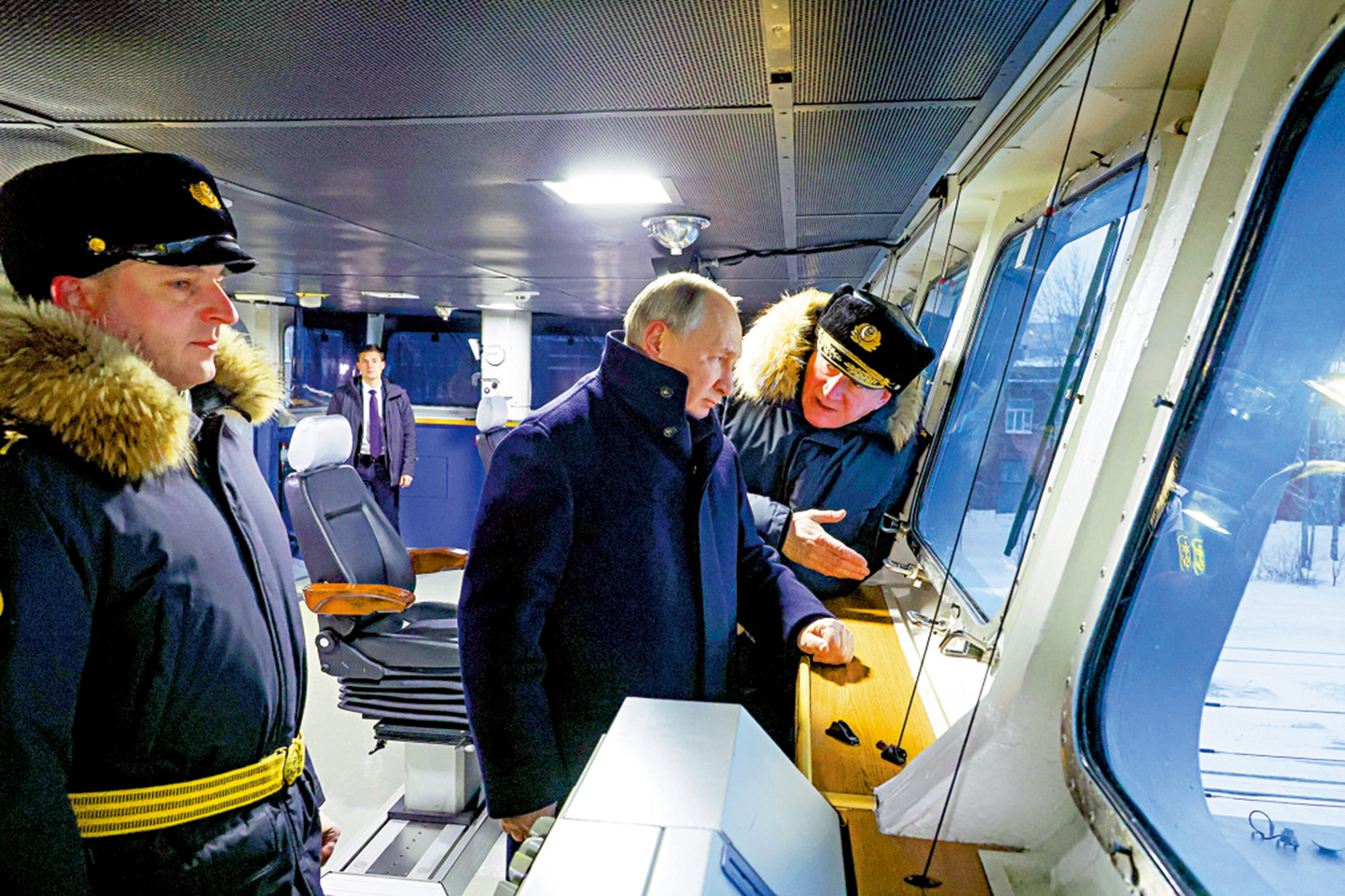 　　圖：普京（中）11日在塞夫馬什造船廠參觀最新的護衛艦。\美聯社