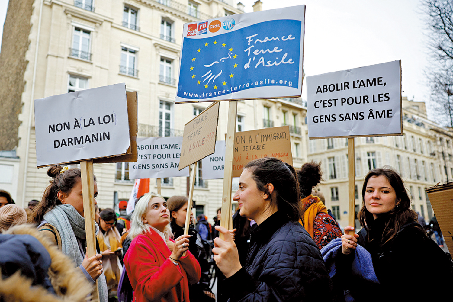 　　圖：法國民眾11日舉行示威，反對法國移民法草案。\路透社