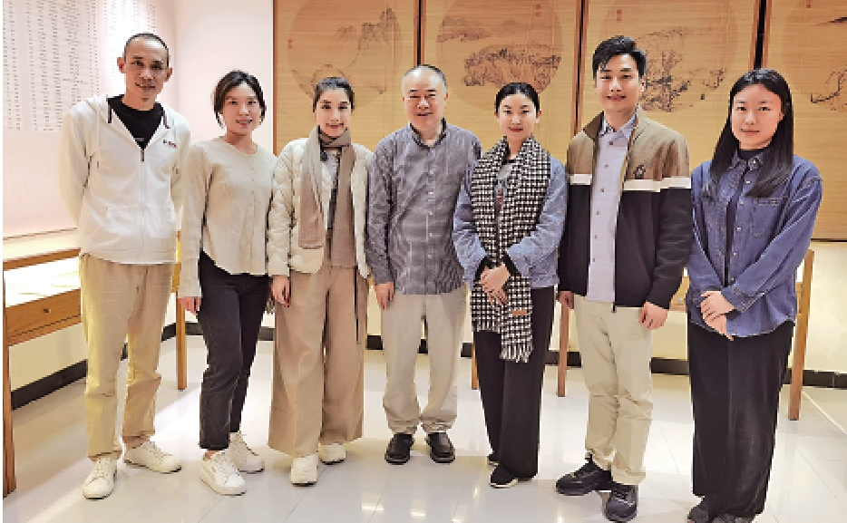　　圖：高志森（中）與眾演員在中山綵排粵劇版《我和春天有個約會》。
