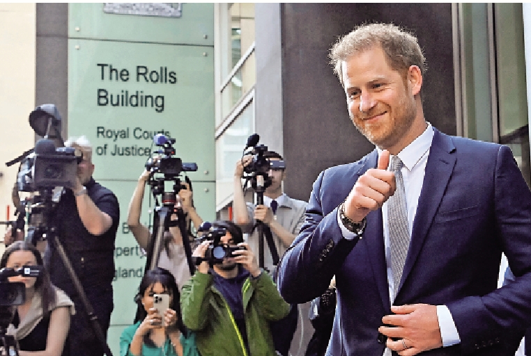 　　圖：哈里王子6月時以證人身份出庭。\路透社