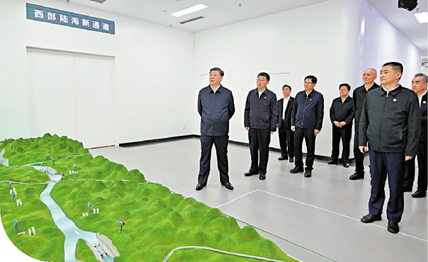 　　圖：12月14日上午，中共中央總書記、國家主席、中央軍委主席習近平在廣西南寧市考察調研。他先後來到中國─東盟信息港股份有限公司和良慶區蟠龍社區，圍繞中國─東盟經貿合作和信息化建設應用，健全城市社區治理體系、加強民族團結工作等進行實地調研。這是習近平在中國─東盟信息港股份有限公司考察調研。/新華社