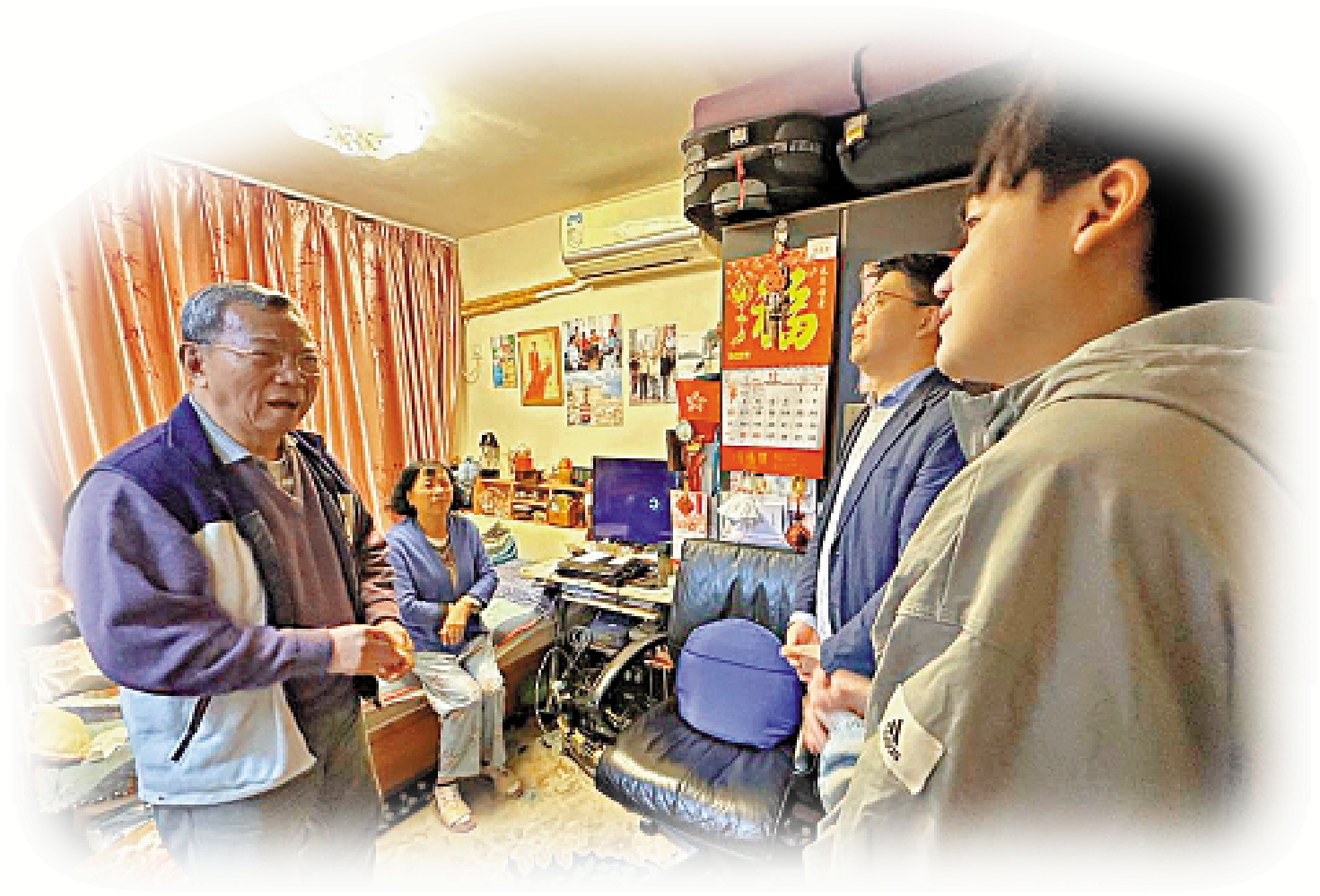 　　圖：候任區議員何坤洲（右一）、張德偉（右二），昨晚到長沙灣邨探訪長者，噓寒問暖。