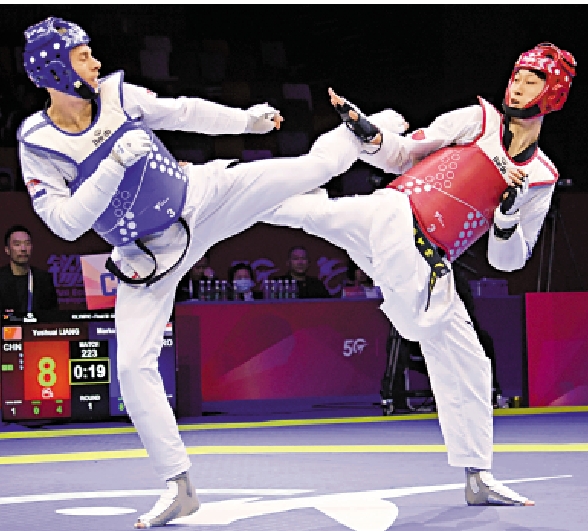 　　圖：梁育帥（右）在比賽中。\新華社