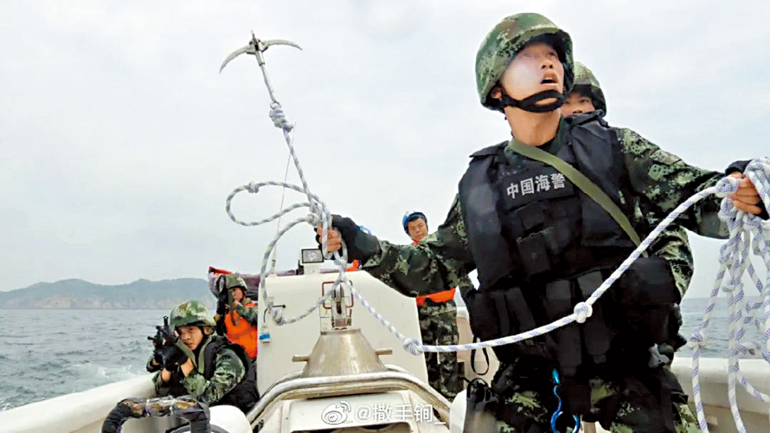 　　圖：海警人員正在進行登船執法訓練。