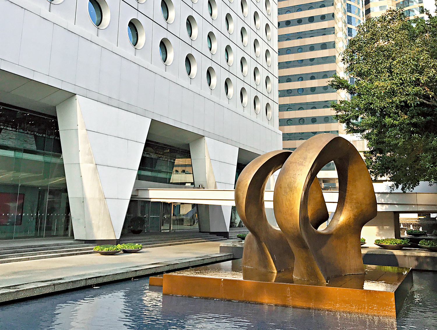 　　圖：怡和大廈前的雕塑「對環」與大廈的圓窗相映成趣。\作者供圖