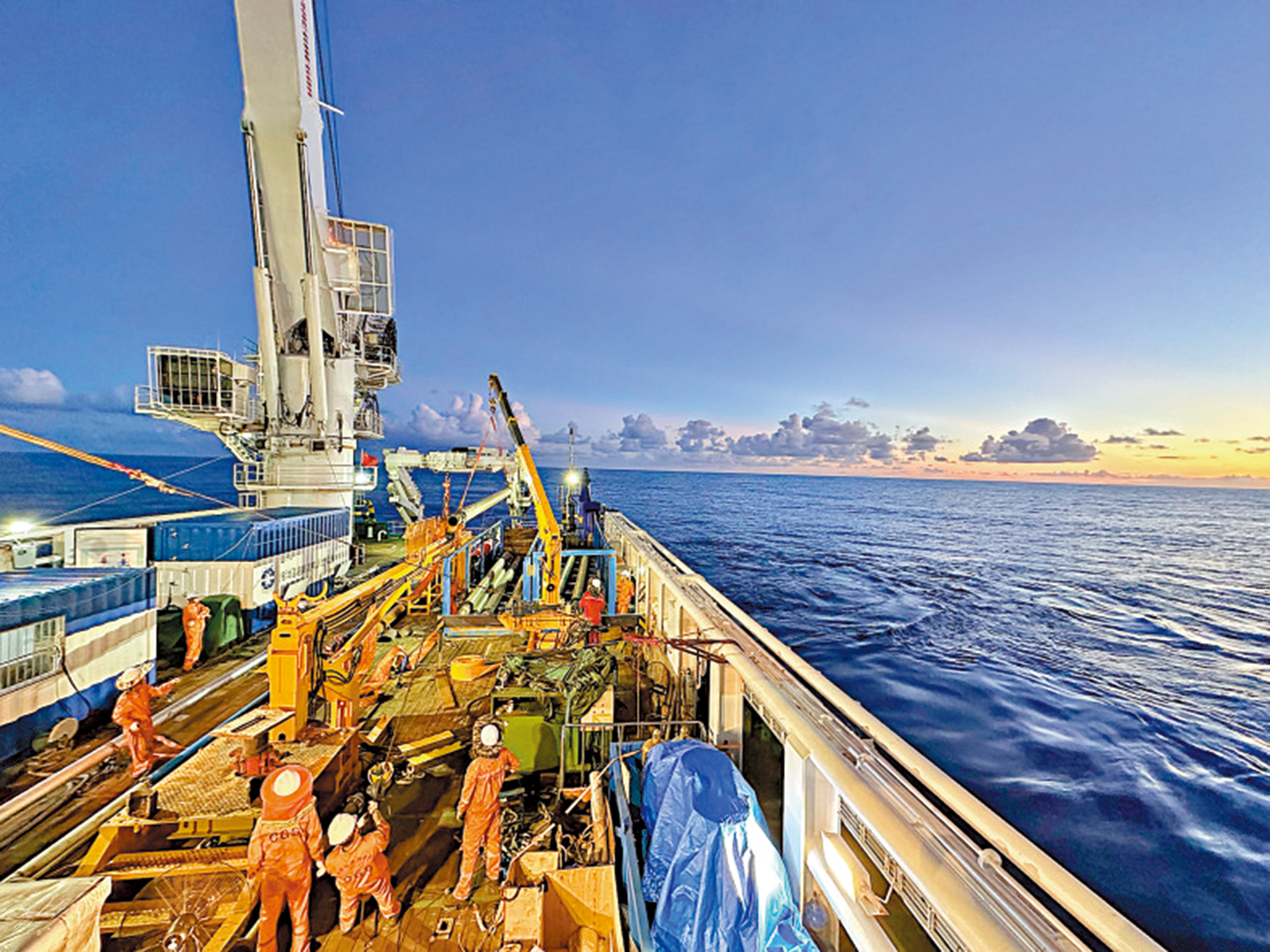 　　圖：「海洋地質二號」船進行海上試驗前期準備。\新華社
