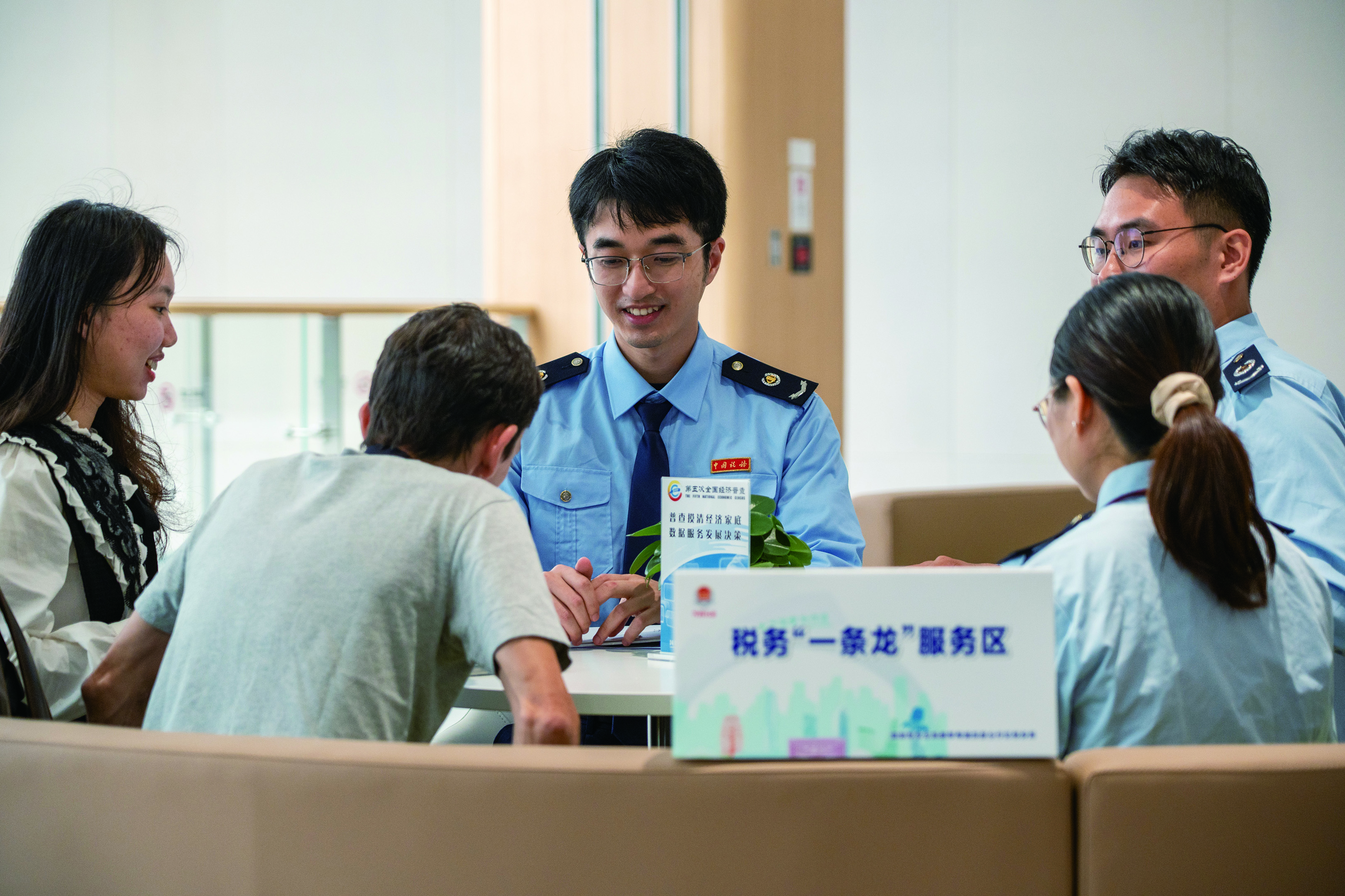 　　圖：稅務一條龍服務區。