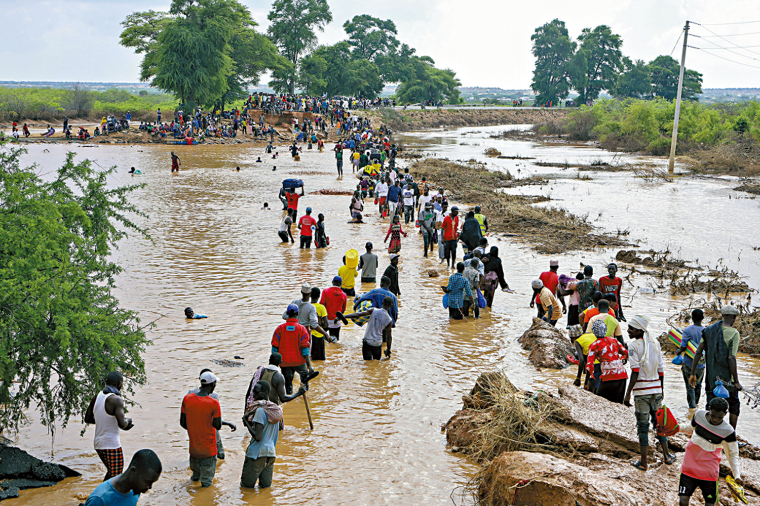 　　圖：未來5年，極端天氣將會頻繁出現，食物和食水勢必大減。圖為肯亞今年遭遇水災。