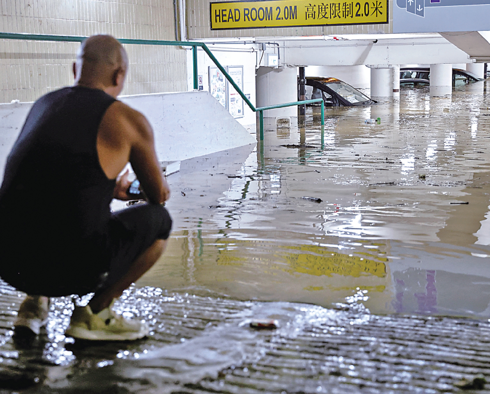 　　圖：黑色暴雨令到停車場被淹浸，車主損失慘重。