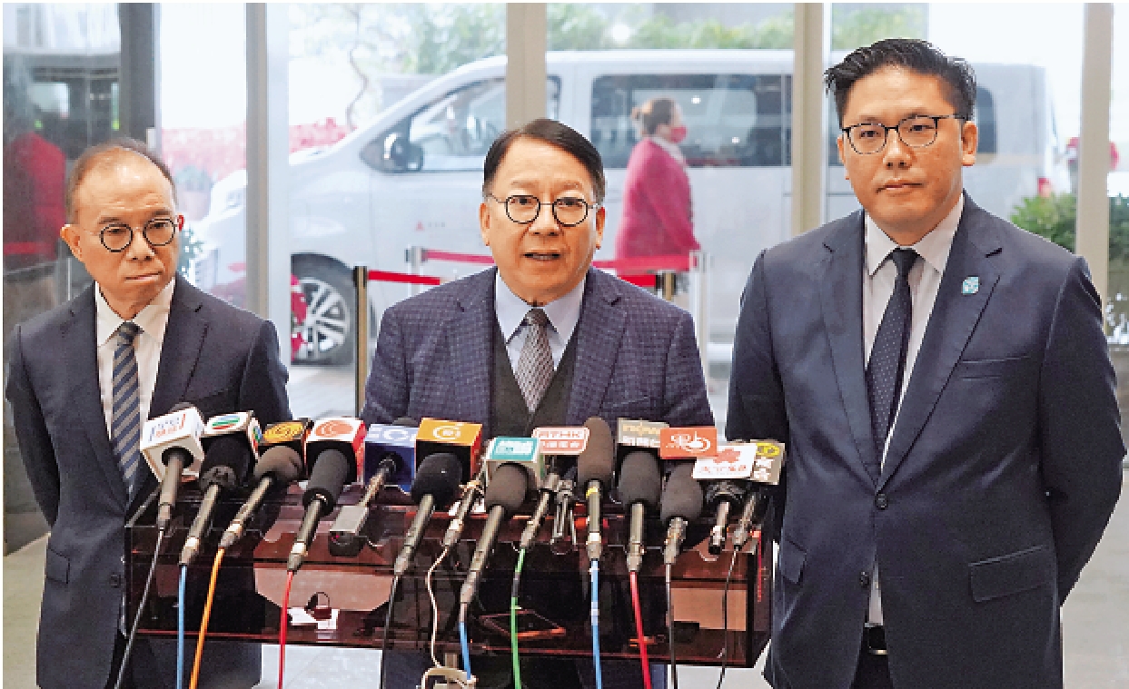 　　圖：政務司司長陳國基聯同政制及內地事務局局長曾國衞和署理民政及青年事務局局長梁宏正，在香港會場出席全國港澳研究會成立十周年慶祝大會後會見傳媒。\大公報記者林良堅攝