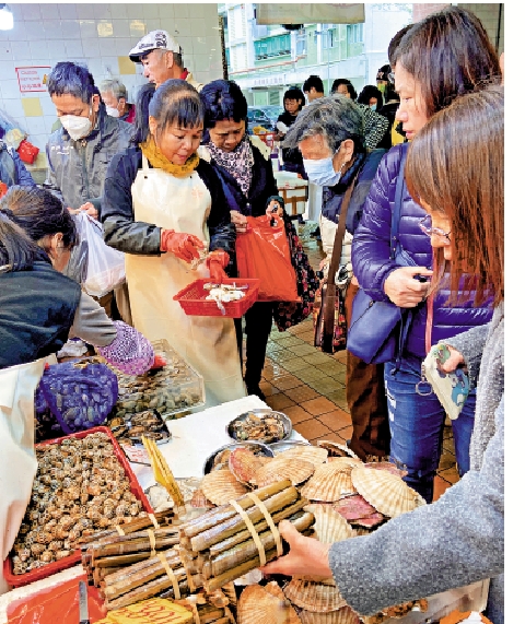 　　圖：大成街市昨日很熱鬧，市民買菜做冬，檔販落力推銷。\大公報記者蔡文豪攝