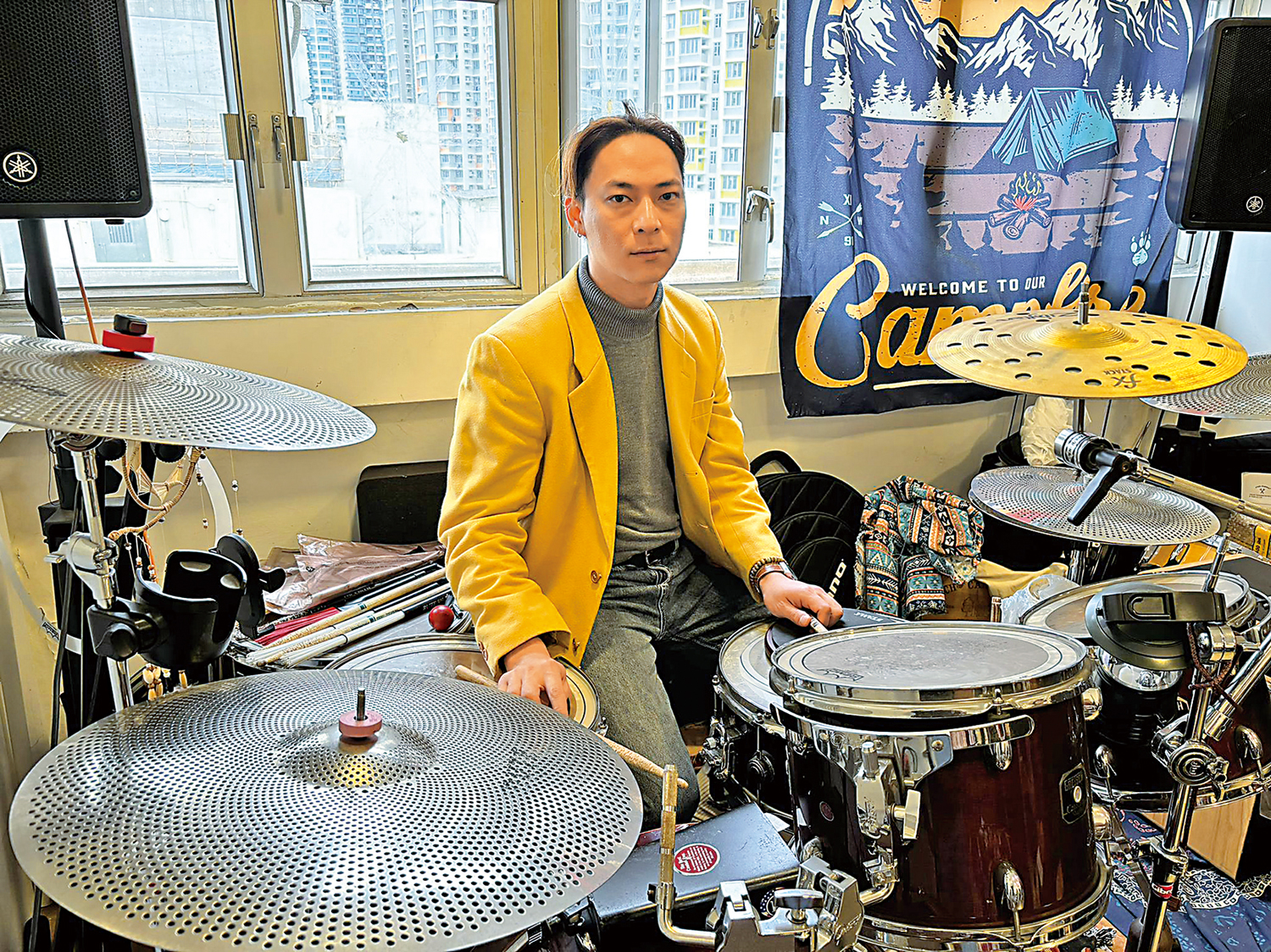 　　圖：「話頭醒尾有限公司」創辦人何英瑋醉心音樂創作。\大公報記者易曉彤攝