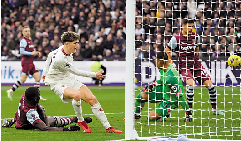 　　圖：曼聯小將加拿祖（白衫）門前失機。\美聯社