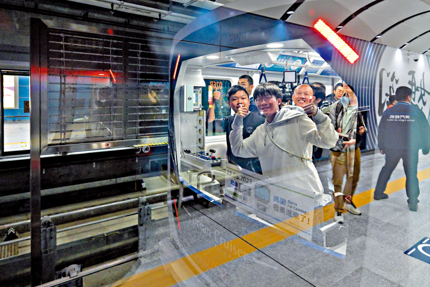 　　圖：自12月8日澳門輕軌媽閣站通車以來，每日吸引大量遊客前去打卡試坐。
