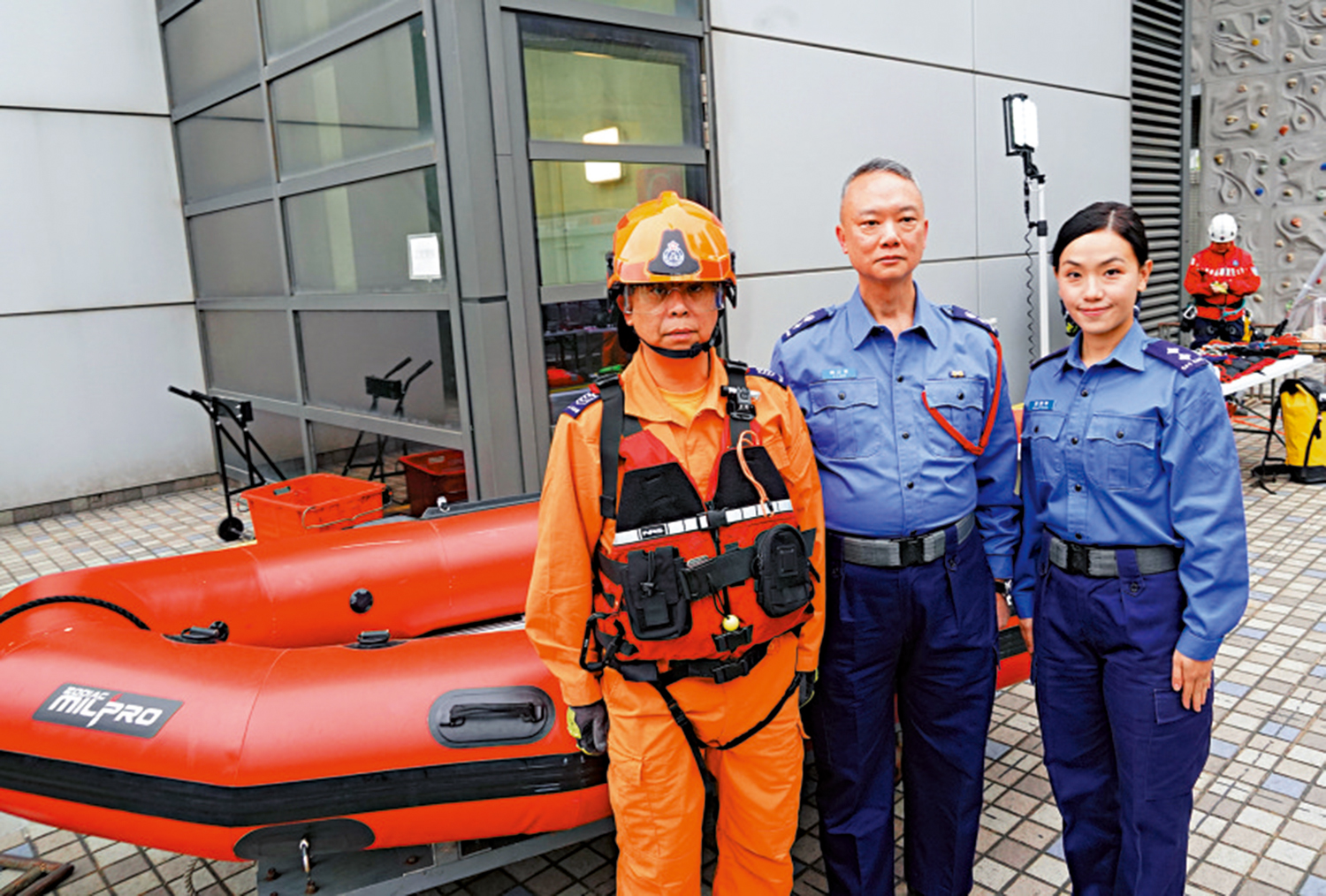 　　圖：趙Sir（中）因工作表現卓越，獲頒本年度公務員事務局局長嘉許狀。\大公報記者林良堅攝