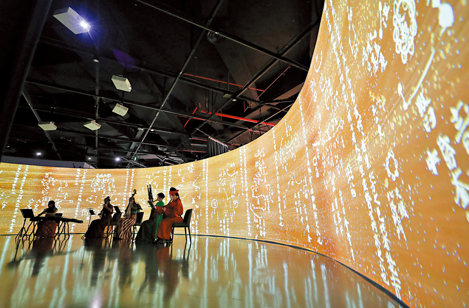 　　圖：上海天文館正在舉行「敦煌星空」主題展。展覽分為步入敦煌、壁上星辰、洞藏繁星、續說星宇四個主題展區。由敦煌研究院授權並製作的兩鋪莫高窟巨幅複製壁畫和九件珍貴敦煌天文展品，結合上海天文館策劃的環幕多媒體秀《星河之間》，為參觀者呈現敦煌的星空之美。\新華社