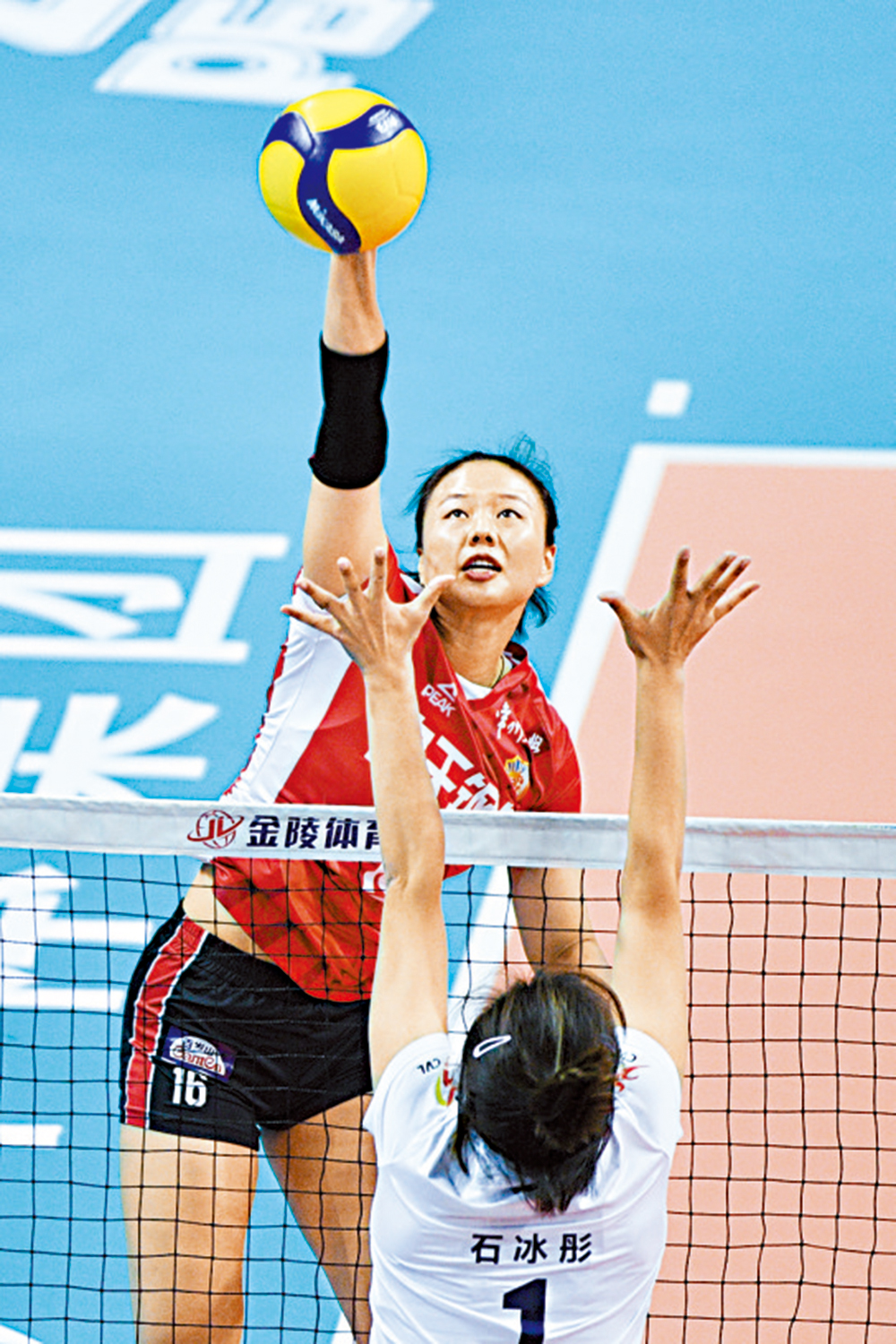 　　圖：龔翔宇（後）效力江蘇女排。