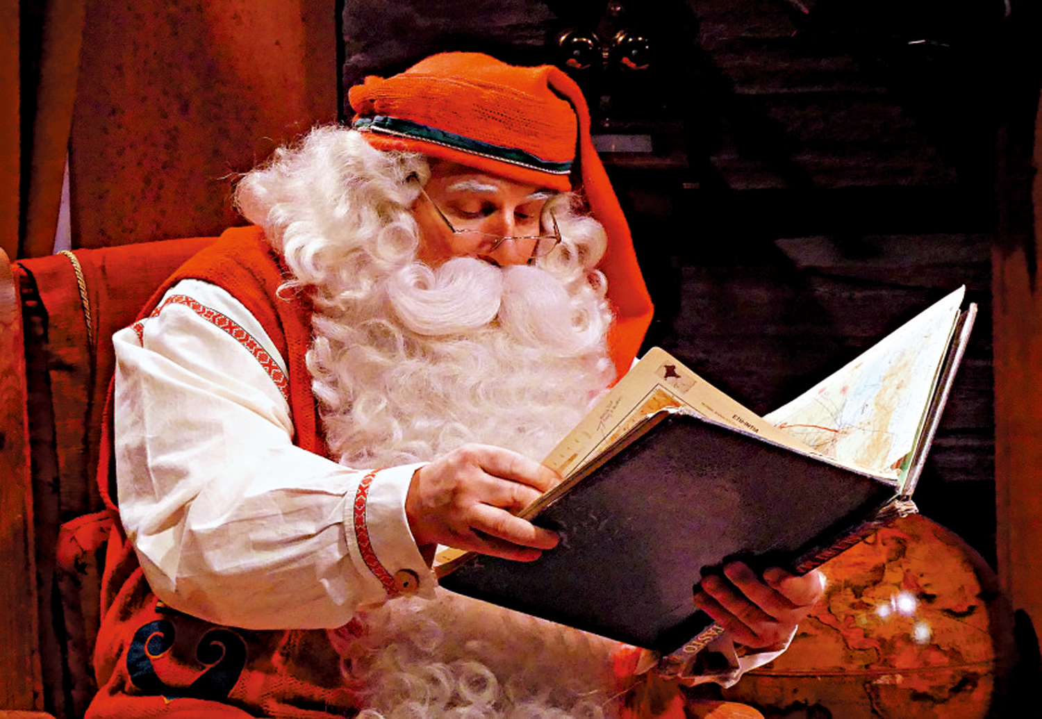 　　圖：5日，「聖誕老人」在芬蘭羅瓦涅米的辦公室裏讀信。\路透社