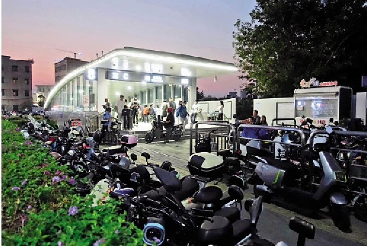 　　圖：住在惠州的深圳上班族，將電動自行車停在深圳地鐵沙田站附近。