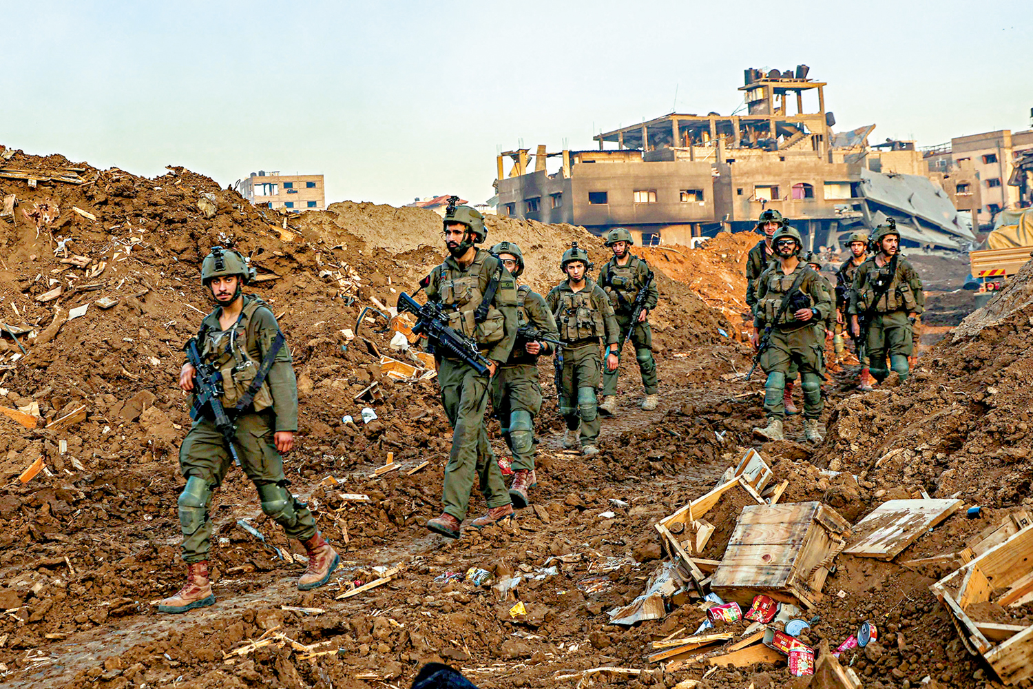 　　圖：大批以色列勞動人口被徵召入伍，導致多個行業出現用工缺口。圖為以軍19日在加沙北部開展軍事行動。\法新社