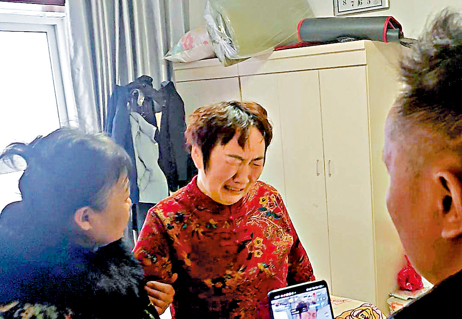 　　圖：在出發前往宣判現場前，《失孤》原型郭剛堂妻子失聲痛哭。