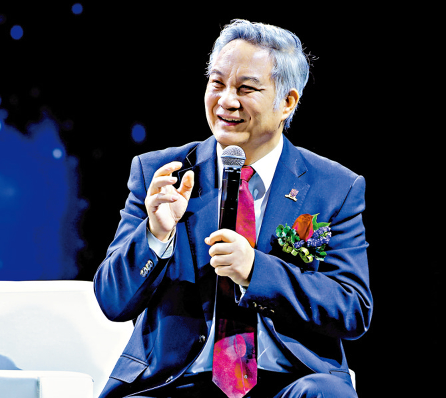 　　圖：唐本忠講解不同國家的科技特色。