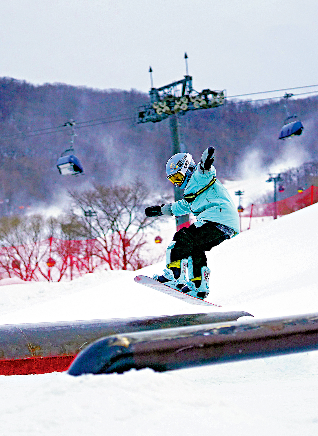 　　圖：近年來，AI成為助推體育發展的「新引擎」。圖為滑雪愛好者在吉林萬科松花湖度假區練習滑雪技巧。\新華社